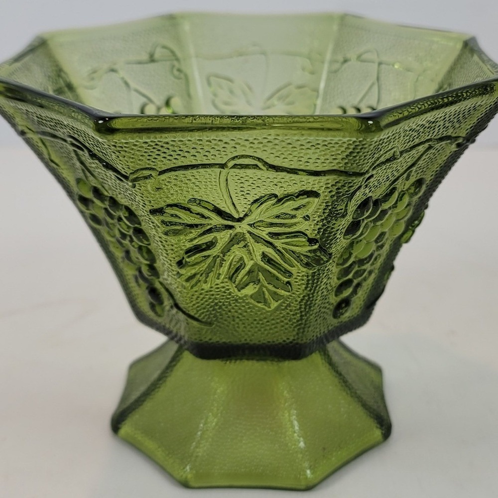 Vintage Green Glass Grape Leaf Compote Pedestal Bowl Octagon‎ Mid Century 5.5in